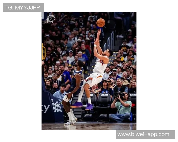 布克半场表现平平18分钟仅得10分3篮板6助攻正负值惨淡11